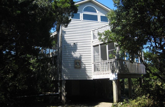 Xenia House: Enjoy decks and screened porch overlooking the marsh.