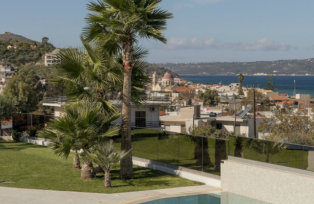Xenodiki, Amphimatrion Luxe Apt, 750m to the beach, common pool & lovely view