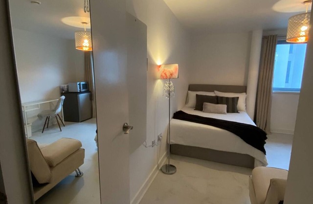 XL Bright Room+Parking- 20min London Bridge -3 min Train/Bus Station to the City