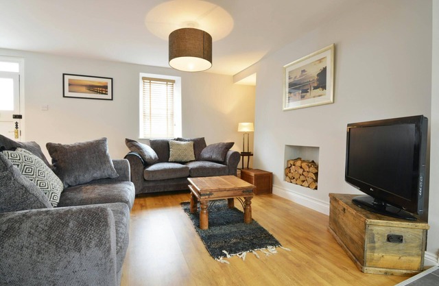 Y Bwthyn, Aberaeron - Two Bedroom Cottage, Sleeps 4