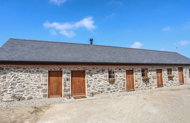 Y BWTHYN, pet friendly, with open fire in Brynsiencyn