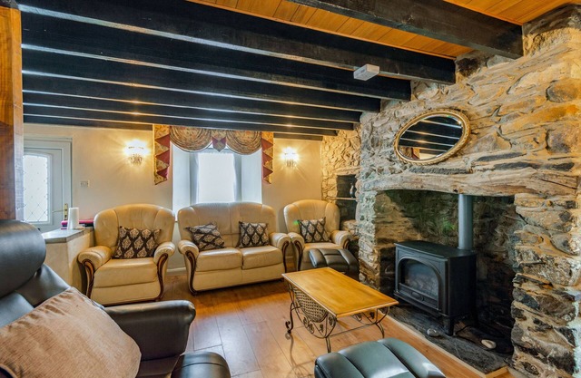 Y BWTHYN, pet friendly, with a garden in St Davids