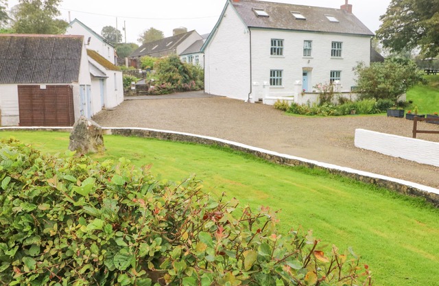 Y CARTWS, country holiday cottage, with hot tub in Nevern