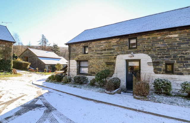 Y CARTWS, pet friendly, character holiday cottage in Llanybydder