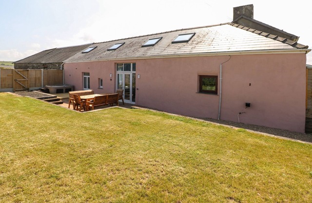 Y FELIN, pet friendly, character holiday cottage in Letterston