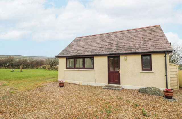 Y GWEITHDY RHOS EIRIN, romantic, with a garden in Maenclochog