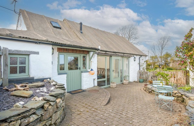 Y Sied, Holiday Cottage Newport, Sleeps 2, 1 bedrooms, bathrooms
