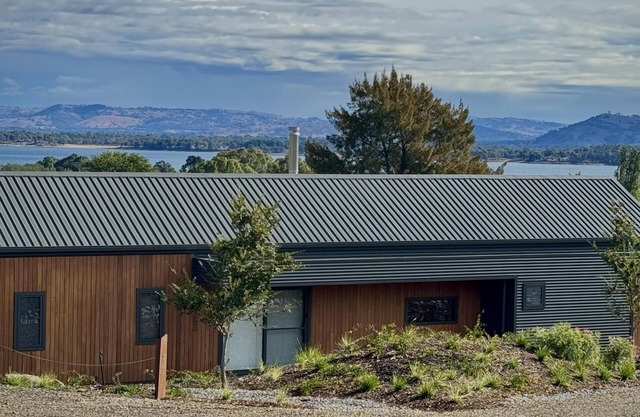 Yabbarin Lux Lodge Bethanga - Two bedroom luxury barn style cabin