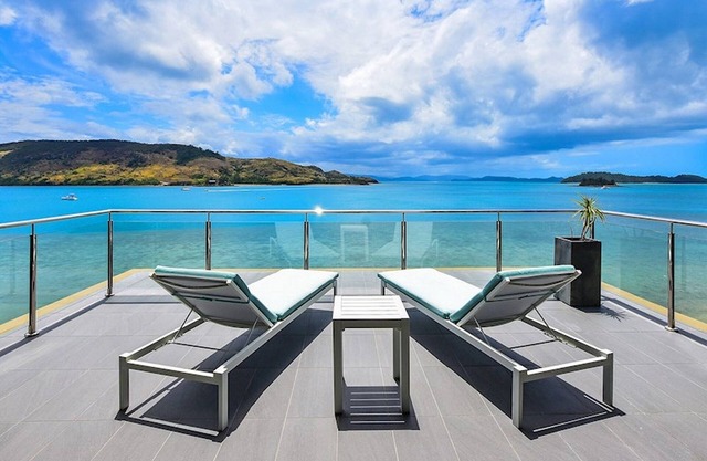 Yacht Club Villa 20, Beautiful Ocean Front Villa on Hamilton Island