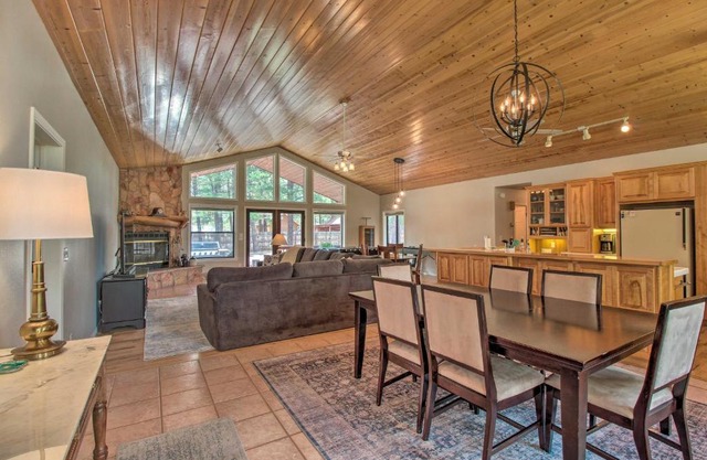 Yard, Grill and Games Spacious Cabin in Lakeside!