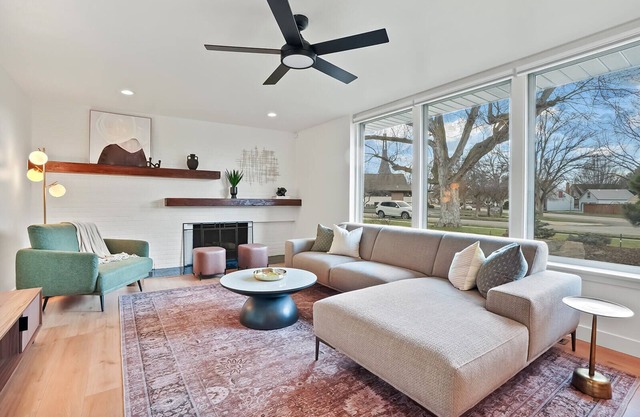 Yard w/fire pit & grill, king bed, light filled