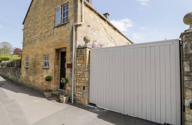YARN COTTAGE, pet friendly, luxury holiday cottage in Broadway