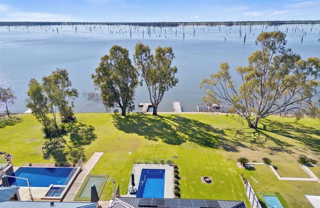 Yarrawonga's ultimate Waterfront holiday house sleeping up to 16 guests