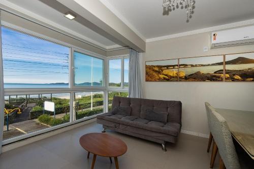 Yasmin 102 – Lindo Apartamento com Vista Panorâmica para o Mar em Quatro Ilhas, com Roupa de Cama e Toalhas Inclusas.
