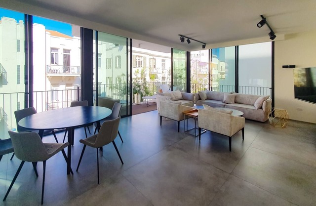 Yavne Brillant - Three Bedroom Apartment, Sleeps 6