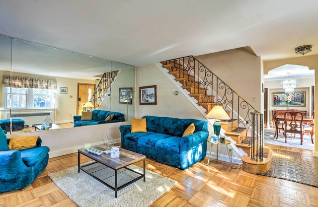Yeadon Townhome w/Porch, 7 Mi to Center City
