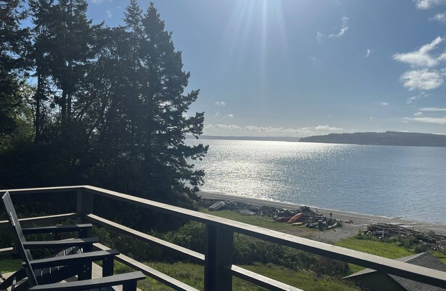 Year Round Beachfront Escape. Mountain Views, Hot Tub, Dedicated Retreat Room