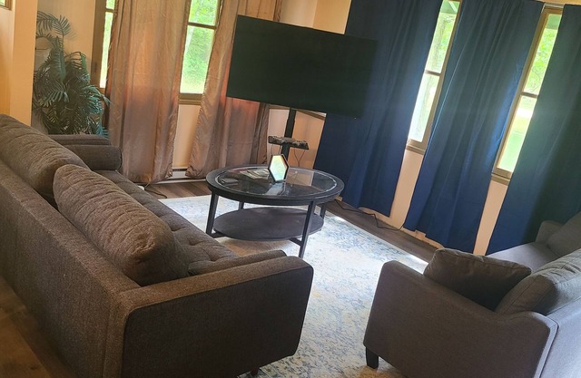 Year round cozy cabin rental steps away from the lake. nPet friendly !
