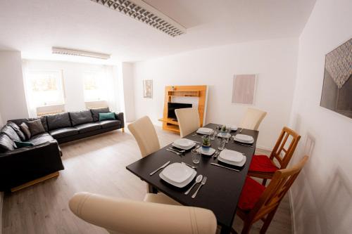 Yello Homes - großes Apartment - Am Waldrand, 15 min bis Nürnberg Messe, für 8 Personen, 2 WC's