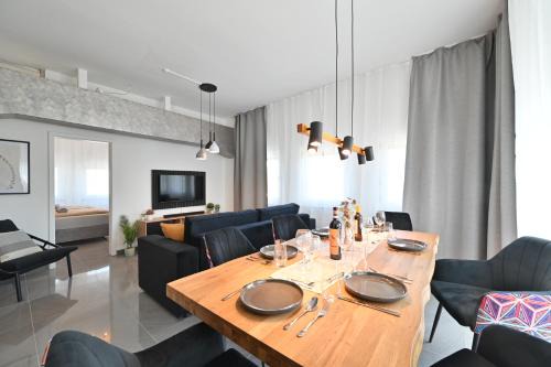 Yello Homes - Luxus Loft für bis zu 7 Personen nähe Airport & Messe, Tischfußball & Whirlpool