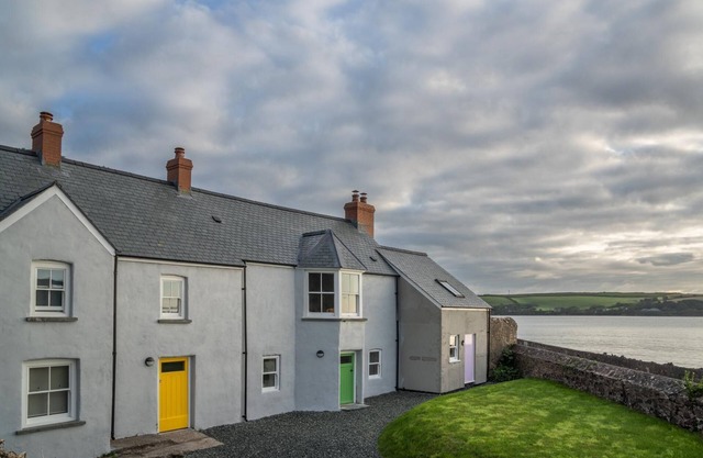 Yellow Cottage - 2 Bedroom Cottage - Dale
