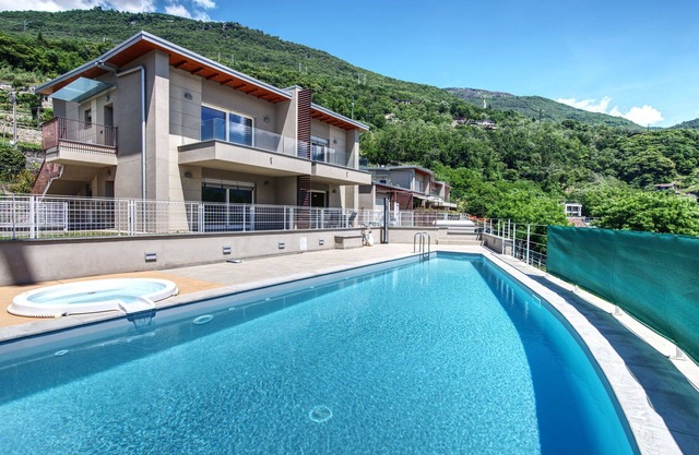 Yellow Lake View, Lovely 2 Br Flat With Terrace&pool By Halldis