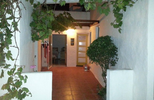 Yellow Rustic Cottage - close to Beach