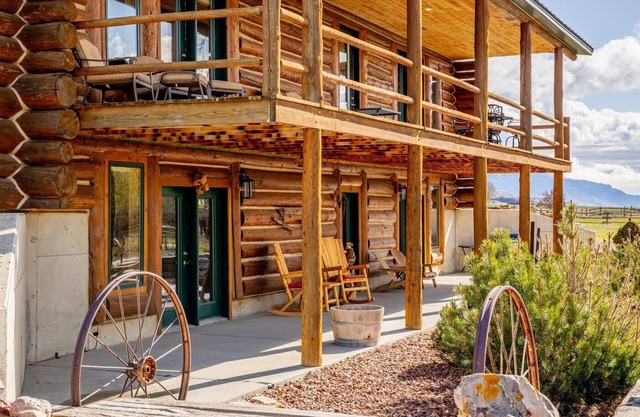 Yellowstone Valley Cabin- ideally located retreat, wildlife and mountain views