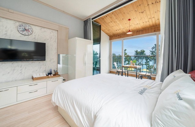 Yeosu Moraeal pet Heated Pool Pension