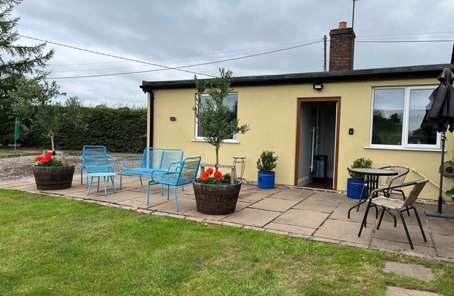 Yew Tree Bungalow, Onneley, Cheshire - Sleeps 4