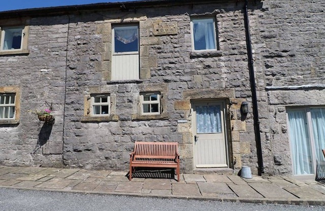 Yew Tree Cottage - 2 bedroom (sleeps 4)