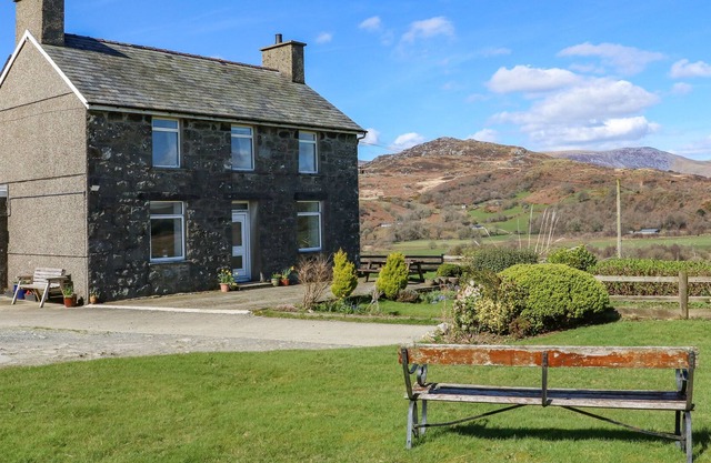 YMWLCH BACH FARMHOUSE, character holiday cottage in Criccieth