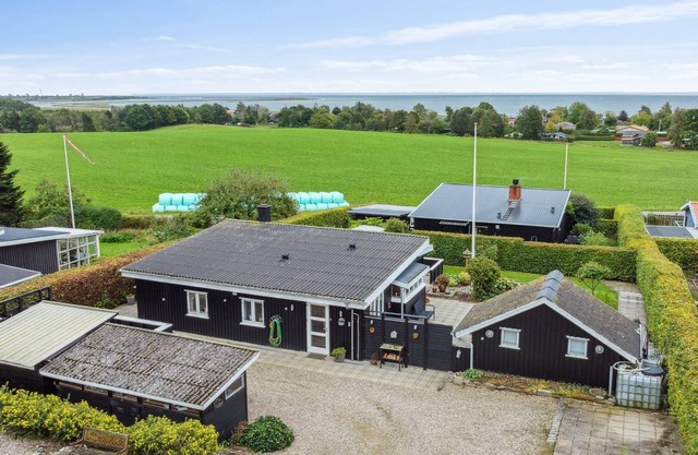 "Yngvy" - 500m from the sea by Interhome
