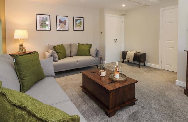 YOCKING GATE MEWS, pet friendly, with a garden in Whitchurch