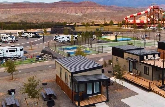 Yogi Bear Glamping Cabin 2 Bedroom/ Full Bath Sky Deck - Over 800 sq. ft. - 2 Bedroom/2 Bath with Skydeck and kid's loft area