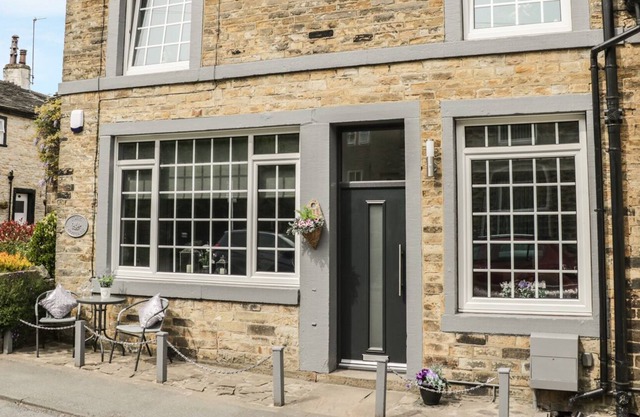 YORK COTTAGE, family friendly, luxury holiday cottage in Cononley