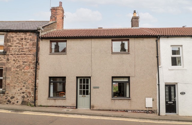 YORK COTTAGE, pet friendly, with a garden in Wooler