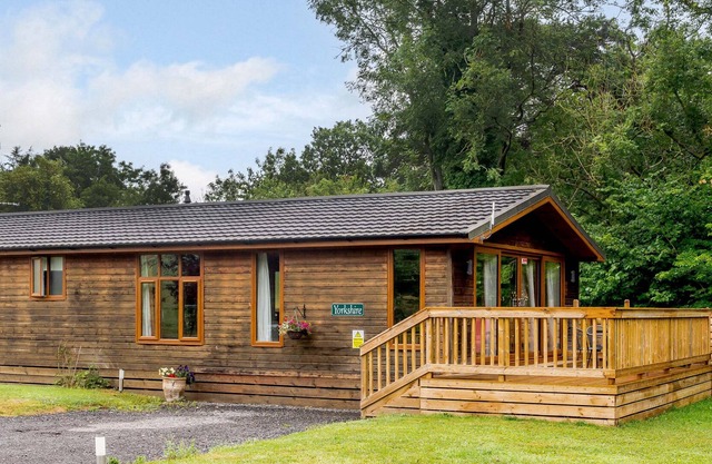 YORKSHIRE LODGE, pet friendly, with hot tub in Kiplin