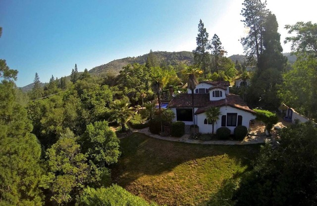 Yosemite Estate: Pool, Hot tub, Outdoor Fireplace, Tennis and Basketball court