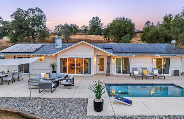 Yosemite Serenity: Hilltop pool, hot tub and firepit!