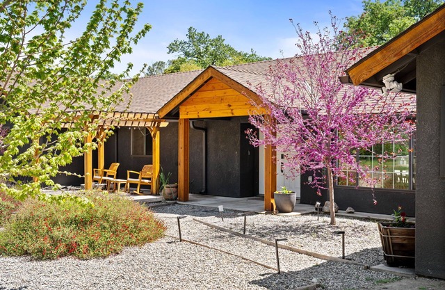 Yosemite Sunrise Retreats: 2 Homes on 5 Acres! Pool, 2 Spas, 50 min to Yosemite!