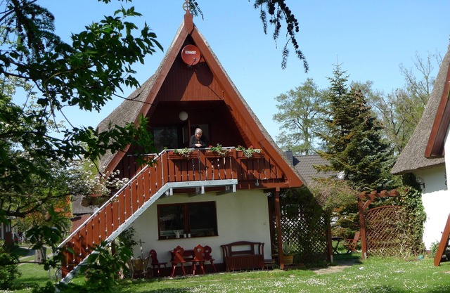 You live in a quiet location under a typical thatched roof in Prerow