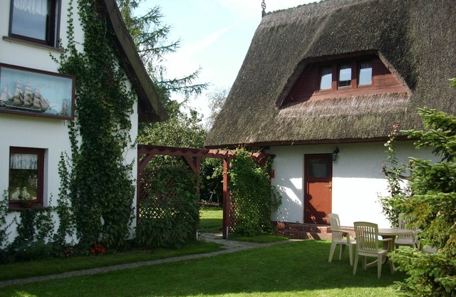 You live in a quiet location under a typical thatched roof in Prerow