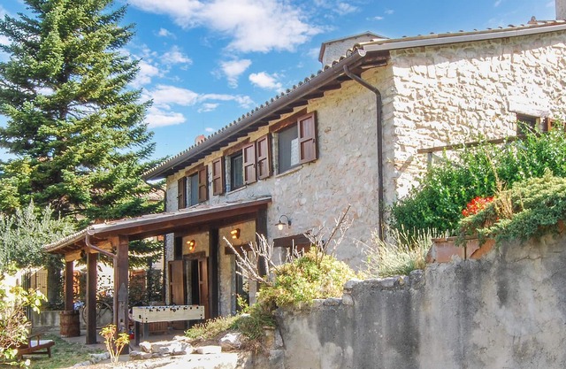 You will be greeted by a beautiful stone house with many amenities overlooking Lago di Borgiano.