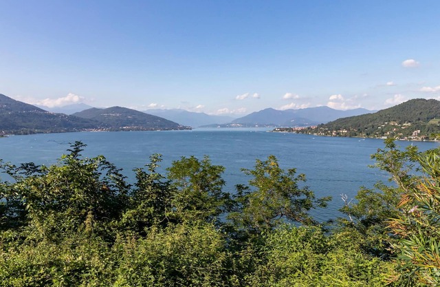 You will occupy a first floor apartment with private garden in Arona, a wonderful resort on Lake Mag