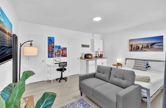 Young Circle & Hollywood Blvd ~ Posh Studio Suite