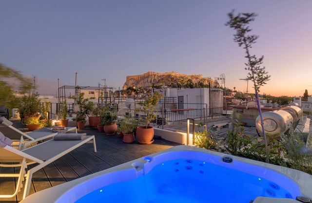 Your 4 bdrm Dream House w/Acropolis View & Jacuzzi