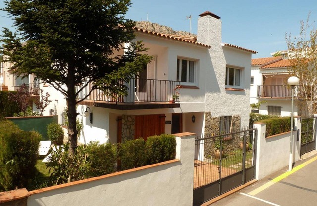 Your best option near the beach -Parking, AC, Wifi