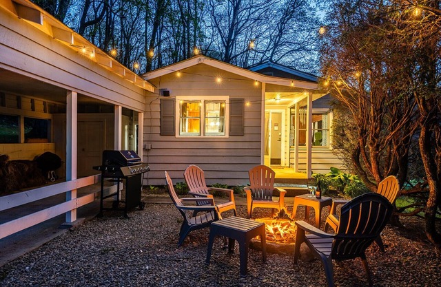 Your Blue Ridge Mountain Home~4 mins to Downtown~Firepit