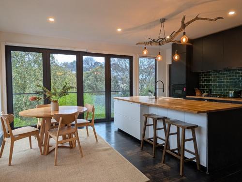 Your CBD Treetop Base | Parking, Wifi & Views